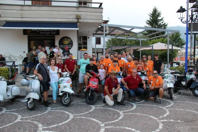 Vespa Giro con il raduno delle storiche Fiat 500