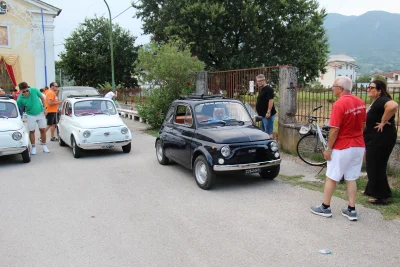 Vespa Giro con il raduno delle storiche Fiat 500