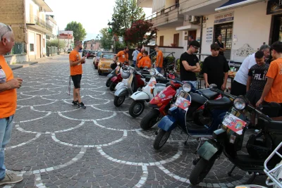 Vespa Giro con il raduno delle storiche Fiat 500