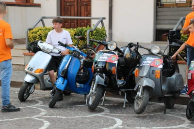 Vespa Giro con il raduno delle storiche Fiat 500