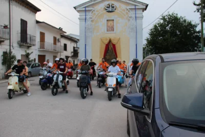 Vespa Giro con il raduno delle storiche Fiat 500