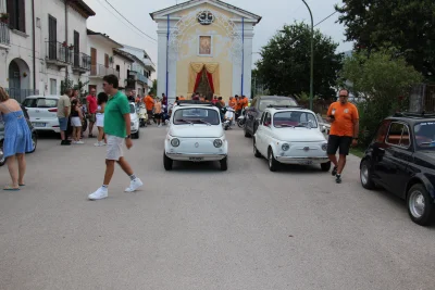 Vespa Giro con il raduno delle storiche Fiat 500