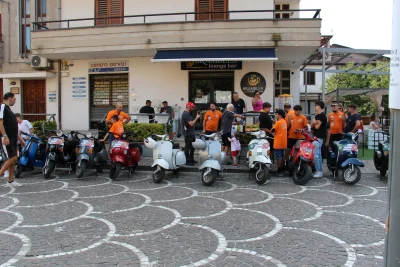 Vespa Giro con il raduno delle storiche Fiat 500