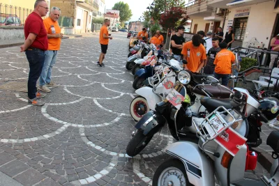 Vespa Giro con il raduno delle storiche Fiat 500