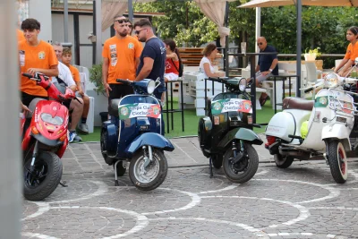 Vespa Giro con il raduno delle storiche Fiat 500