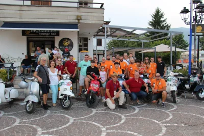 Vespa Giro con il raduno delle storiche Fiat 500